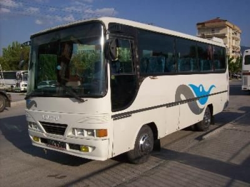 Isuzu MD 27 лобовое стекло